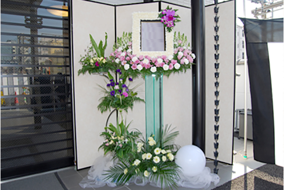 式場入口にお花をあしらったお写真を飾りました